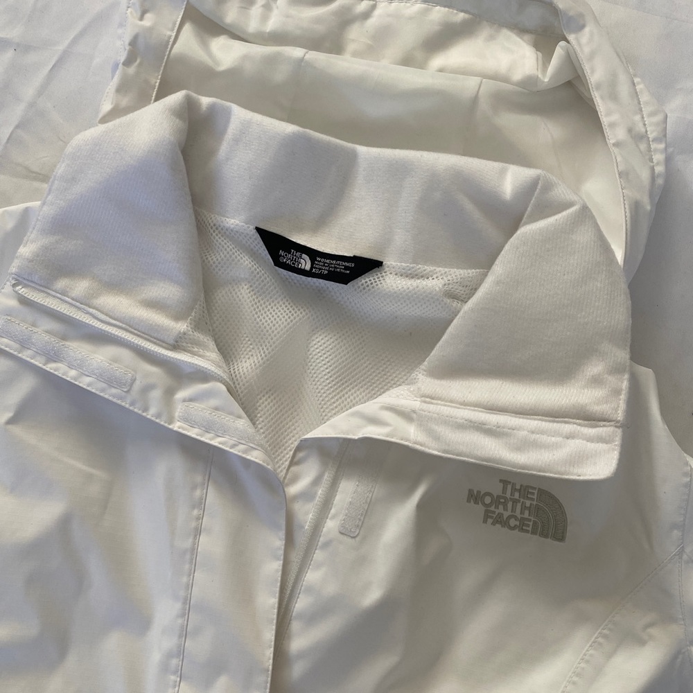 White Northface Women’s RESOLVE 2 JACKET